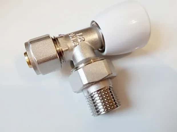 Ile kosztuje wymiana zaworu w grzejniku? Zobacz, co wpływa na cenę