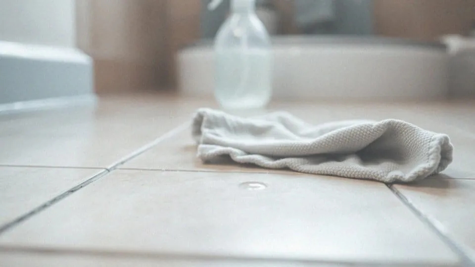 Czym myć kafelki w łazience, aby uniknąć trudnych plam i pleśni