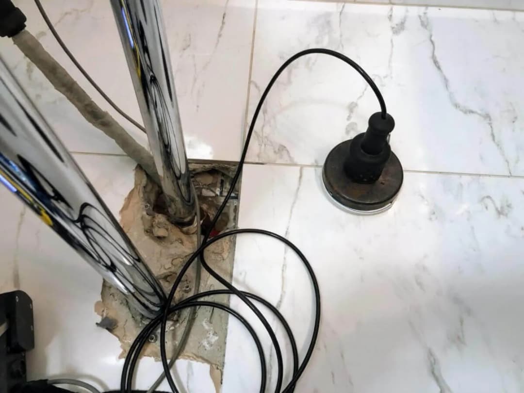 Skuteczne metody na znalezienie pękniętej rury w podłodze bez zniszczeń