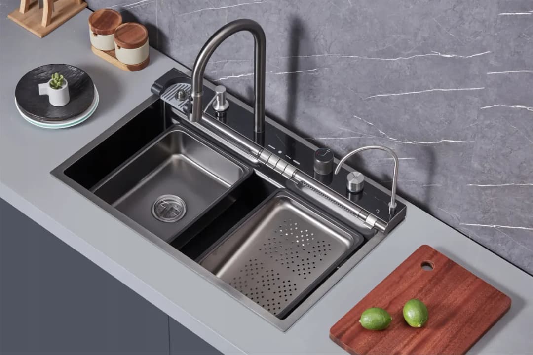 Zlew z ociekaczem czy bez - co wybrać dla małej kuchni?