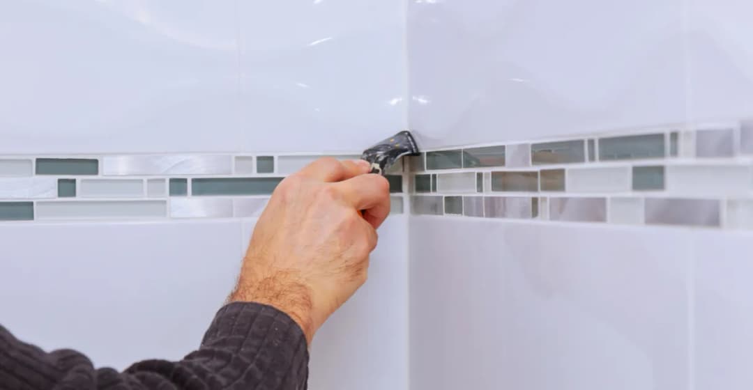 Jak skutecznie ściągnąć silikon z różnych powierzchni bez uszkodzeń