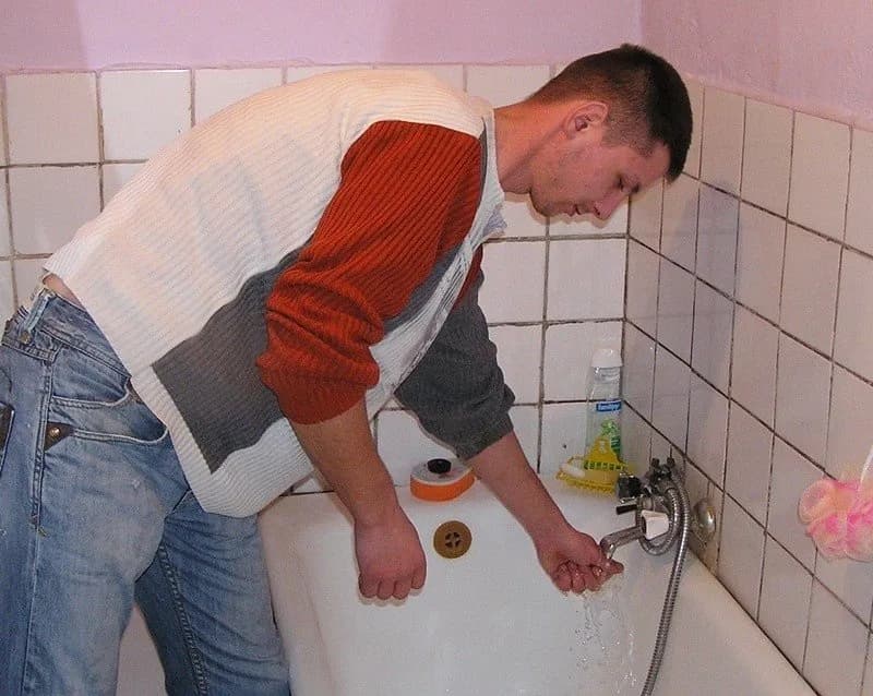 Dlaczego woda z kranu kopie prądem? Oto niebezpieczne przyczyny