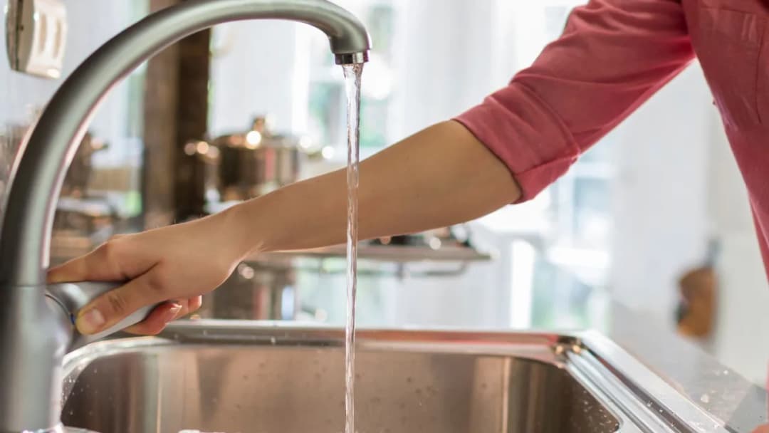Ile kosztuje litr wody z kranu? Sprawdź, jak zaoszczędzić na wodzie