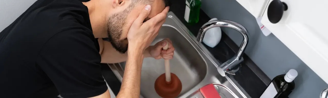 Skuteczne sposoby na udrożnienie zatkanego zlewu w kuchni