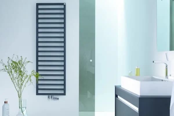Jak wybrać grzejnik do łazienki w bloku, aby uniknąć zimna?