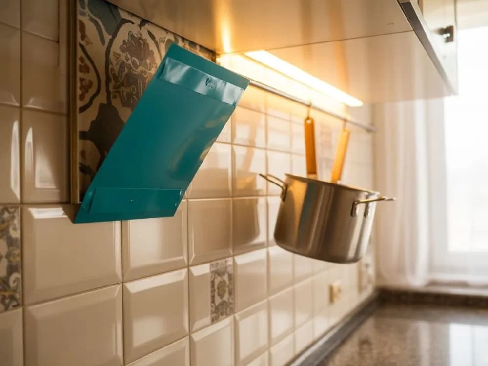 Jak tanio przykryć stare kafelki w kuchni i odmienić wnętrze